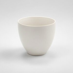 белая кофейная чашка без ручки