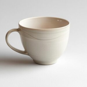 бежевая кофейная чашка